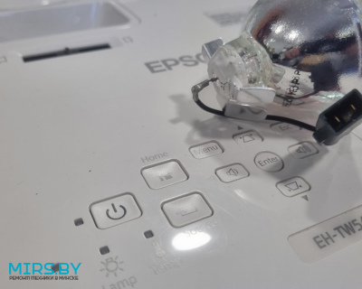 Замена оригинальной лампы в проекторе Epson EH-TW5400 Минск